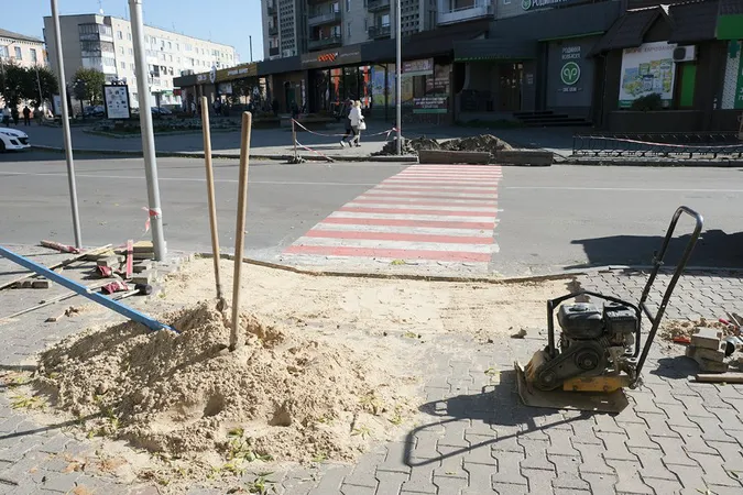Доступніше: в Нововолинську пристосовують бордюри для колісних візків (фото)