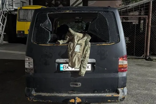 У Луцьку 30 людей розтрощили авто ТЦК та побили двох військових (фото)