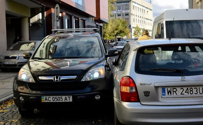 Відтягували тросом: у Луцьку – ДТП на Кривому Валу (фото)