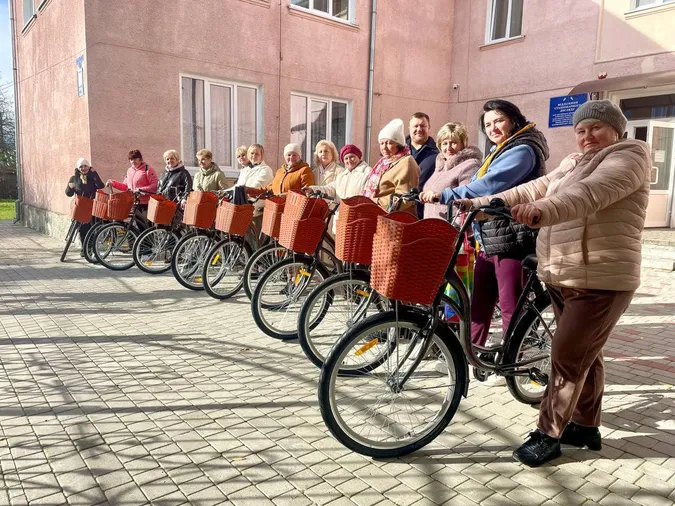 У селищі на Волині соцпрацівникам терцентру купили велосипеди