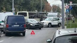 Розтрощило передок: на проспекті Волі серйозна аварія з двома авто (фото)