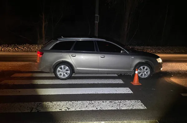 Переходили дорогу: у Луцьку двоє дівчат потрапили під колеса автівок (фото, відео)