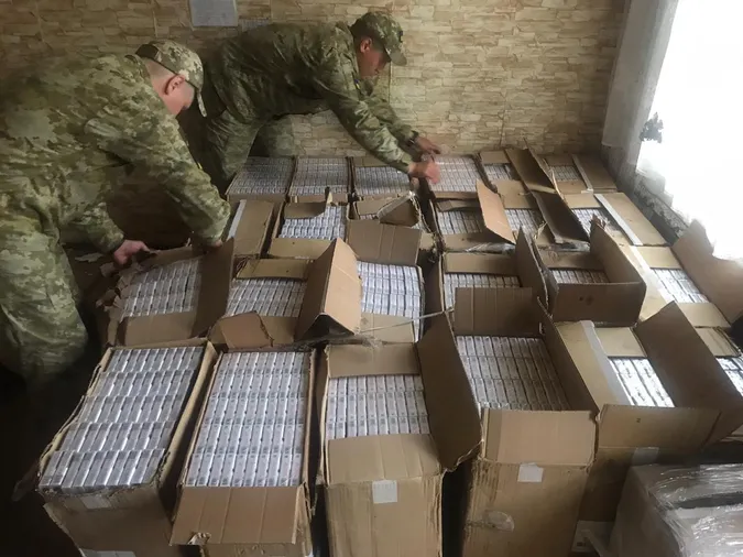 30 ящиків сигарет: луцькі прикордонники викрили контрабандистів (фото)