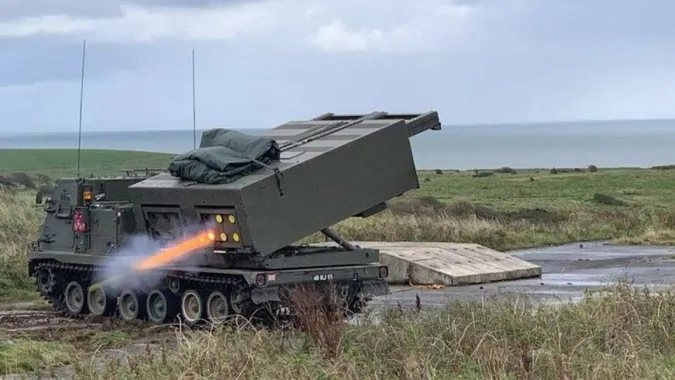 В Україну прибула нова партія РСЗВ M270 з Британії (відео)