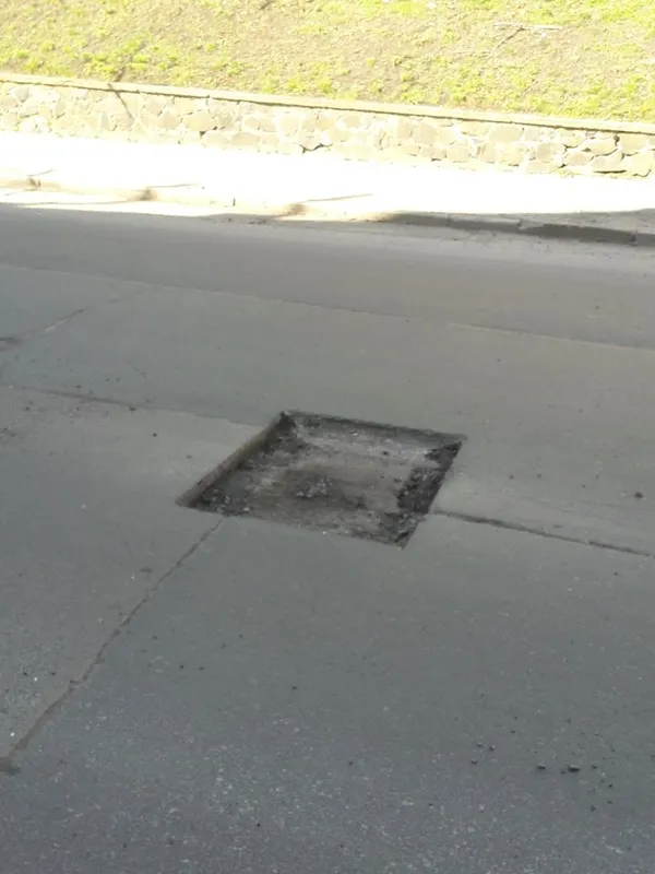 На луцьких вулицях почали латати ями (фото) 