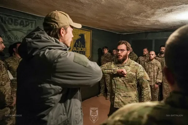 Бійці луцького «Любарта» отримали нагороди від командира «Азову» Дениса Прокопенка (фото)