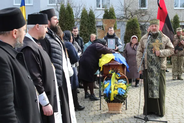 Осиротіли дві доньки: на Волині попрощалися з воїном Володимиром Сасовським (фото)