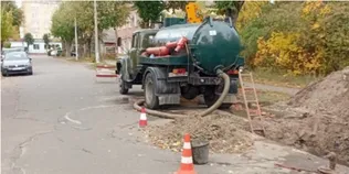 У Ковелі водопровід прогнив наскрізь: на вулиці Степана Бандери стався витік води (фото)