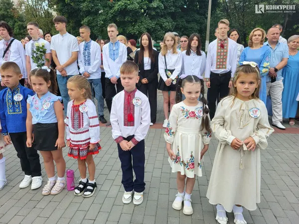1 вересня у луцькому ліцеї №10: лінійка для першачків та випускників (фото)