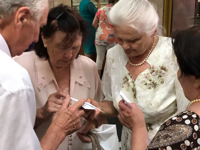 Драматичні канікули: луцькі пенсіонери безкоштовно відвідали закриття 79-го театрального сезону (фото)