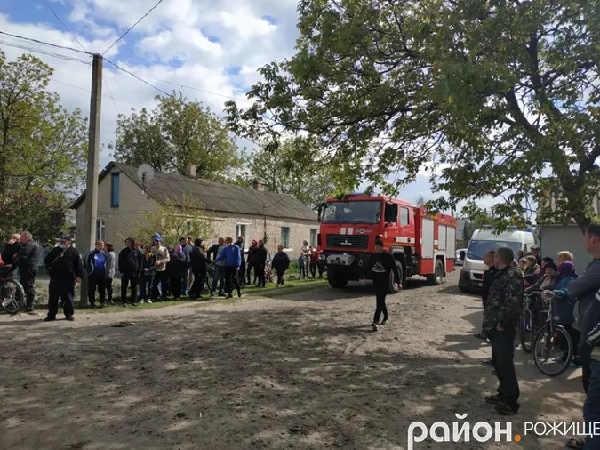 У Рожищі – масштабна пожежа: горить приміщення колишнього гуртожитку (фото, відео)