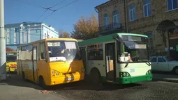 У центрі Луцька зупинилися тролейбуси (фото, відео) 
