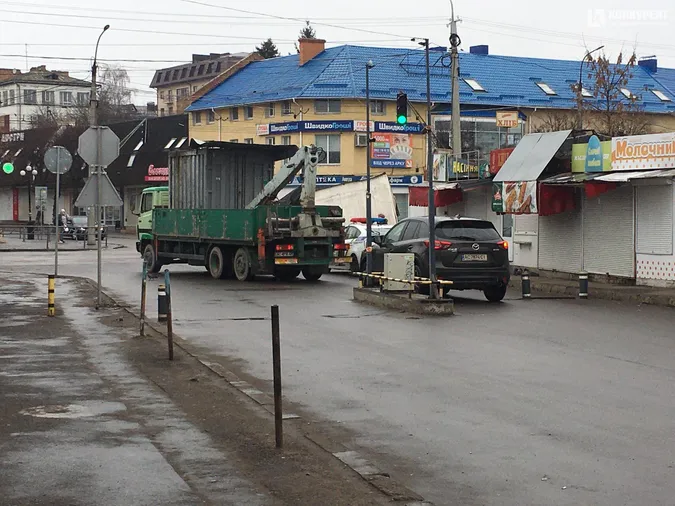 «Не ламайте, заберу»: на Старому ринку тривають демонтажі (фото)