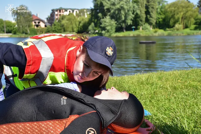 Як волинські рятувальники вчились на воді поводитись (фото)