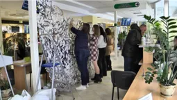 У Луцькому ЦНАПі під час знеструмлень плетуть маскувальні сітки