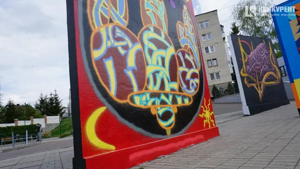 Протест звірствам війни: про що кричать мурали на «Сіті парку» у Луцьку (фото, відео)