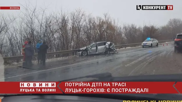 На автодорозі Луцьк – Горохів зіткнулися дві вантажівки й легковик: є постраждалі (фото, відео)