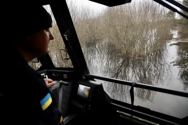 Взяли болотохід: волинські рятувальники продовжують шукати зниклу дівчину (фото)