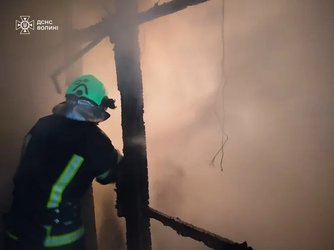 Повністю згоріла покрівля: на Ковельщині палав будинок (фото)