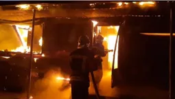 Коротке замикання: на Волині три години гасили вогонь у дерев'яному будинку (фото)