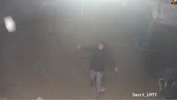 У Луцьку невідомий тикав «факуни» і кидав каміння в «розумну» зупинку (відео)
