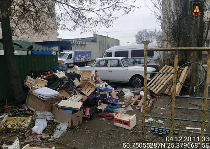 Працівник супермаркету влаштував у Луцьку справжнє звалище (фото)