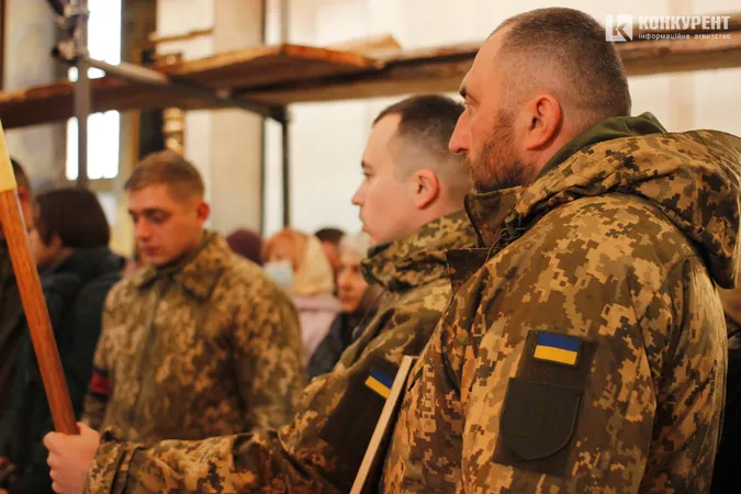 Зі сльозами та на колінах: Луцьк попрощався з трьома своїми Героями (фото, відео)
