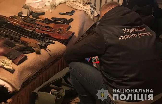У 55-річного лучанина знайшли цілий арсенал вогнепальної зброї (фото)