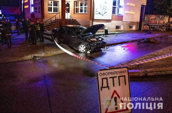 У Броварах поліцейський влетів у зупинку: є жертви (фото)