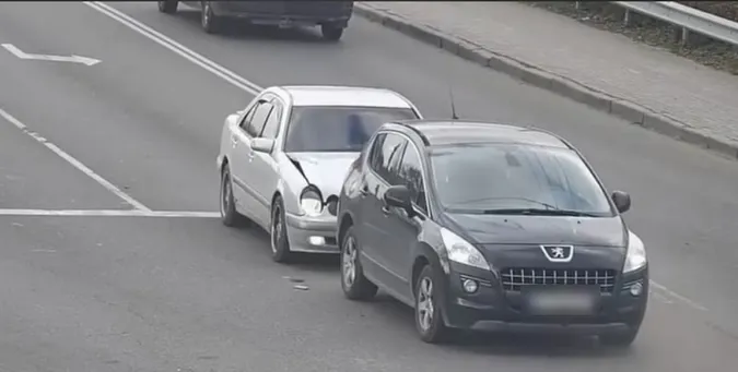 У Луцьку Mercedes «наздогнав» Peugeot на світлофорі (відео)