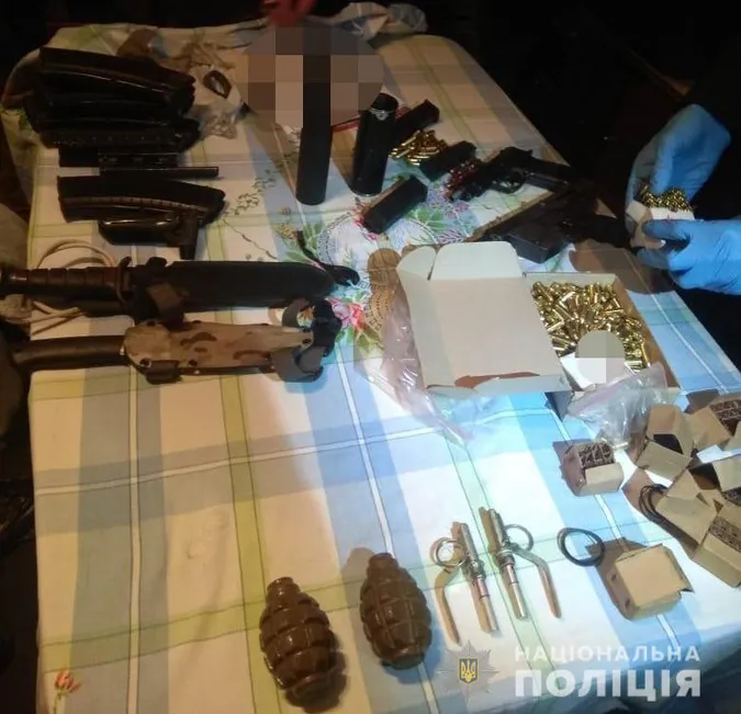 Пістолети, гранати, набої: у лучанина знайшли арсенал зброї (фото)