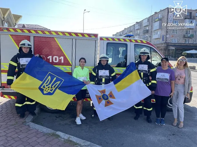 Бігли за Героїв: у Ковелі рятувальники долучились до патріотичного забігу (фото)