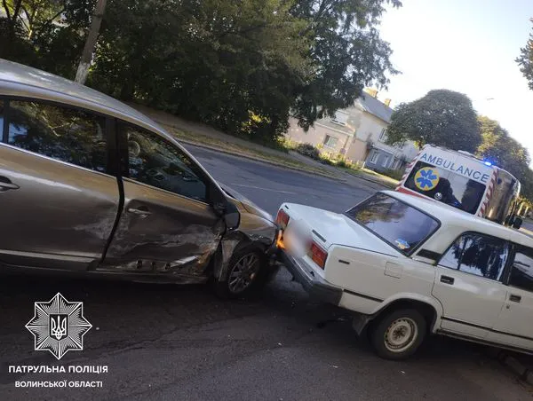 У Луцьку ВАЗ зіткнувся з Renault, а потім влетів у дерево (фото, відео)
