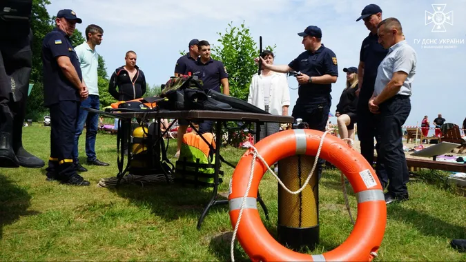 Шторм перекинув катамарани: на Світязі тренувалися рятувати людей (фото)