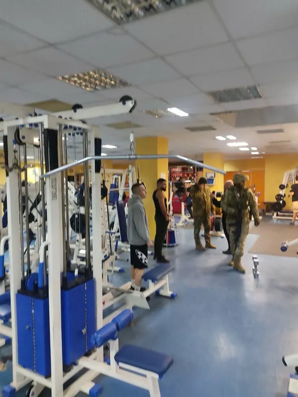 Всім дали повістки: в Ужгороді працівники ТЦК прийшли до тренажерного залу (фото, відео)