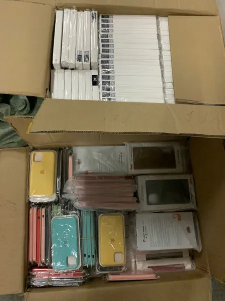 В «Ягодині» виявили партію смартфонів і годинників на 300 тисяч (фото)