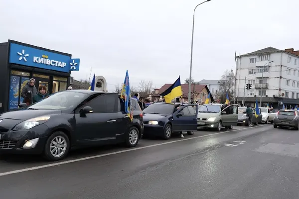 Десятки людей з прапорами та гаслами: у Володимирі вийшли на мирну акцію (фото)