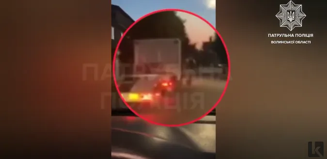 Не втримався: у Ковелі п'яний «зачепер» звалився на дорогу (відео)