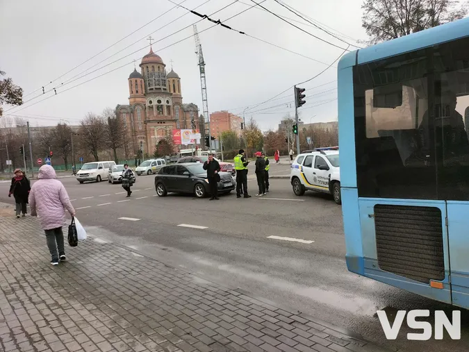 У Луцьку біля «ПортCity» зіткнулися два легковики (фото)