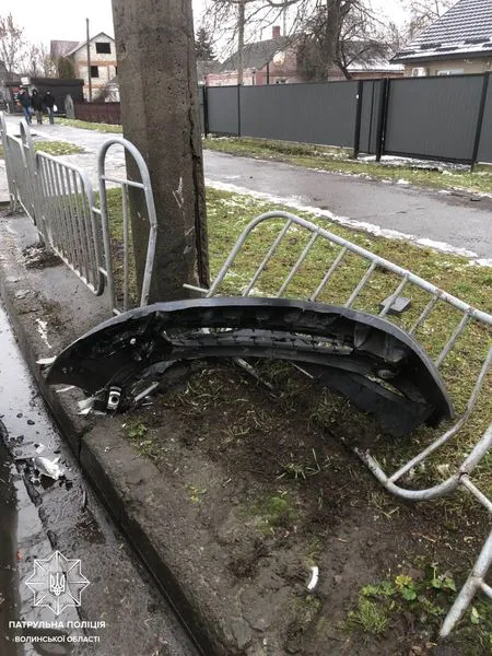 У Луцьку Nissan на швидкості влетів в огорожу (фото, відео)