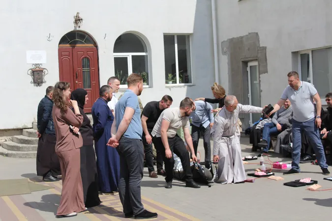 Рятівники у рясі: у Луцьку капелани вчаться рятувати не лише душі, а й життя (фото)