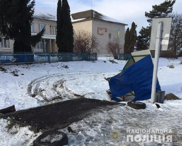 На Волині іномарка «знесла» зупинку громадського транспорту (фото)
