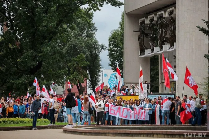Білоруси вийшли на Марш єдності: силовики перекрили центр Мінська