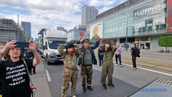У Варшаві під час акції протесту висміяли армію рф (фото, відео)