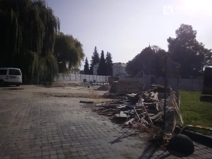 Фонтан у центрі Луцька готовий трохи більше, ніж наполовину (фото)