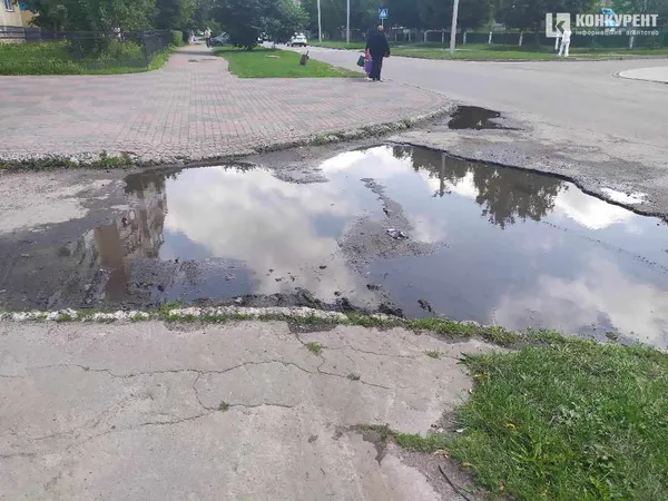 У Луцьку просять облаштувати тротуар на Воїнів-афганців (фото)