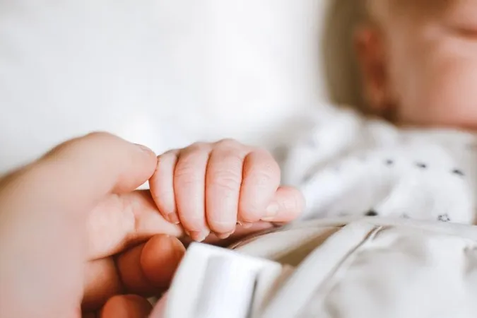 Їхали з Рівненщини в Луцьк: жінка народила хлопчика в авто