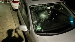 Збив дорожній знак та протаранив припарковане авто: у Луцьку нетверезий водій влаштував ДТП (фото)