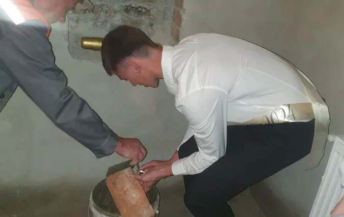 Відкриють через 50 років: в укритті ліцею у Рованцях заклали капсулу часу (фото)