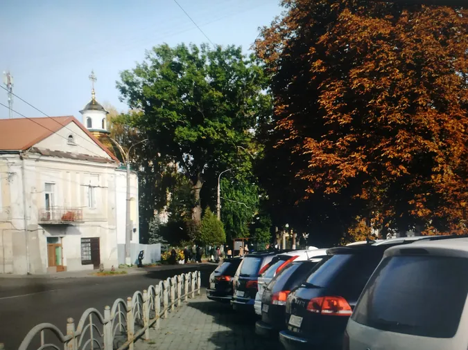 «Теплі» світлини: який він жовтогарячий осінній Луцьк